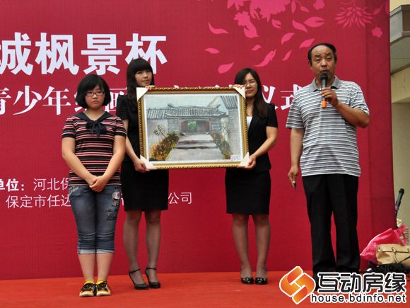 图为康老师对特等奖作品做点评