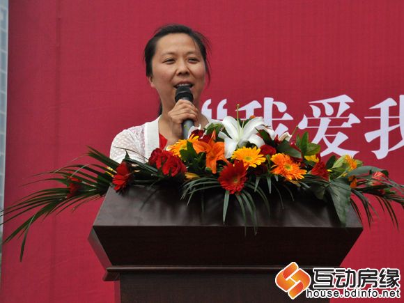 图为保师附校校长孙宁女士