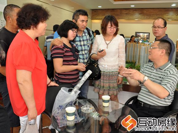 图为杜老师和学生及家长做解答