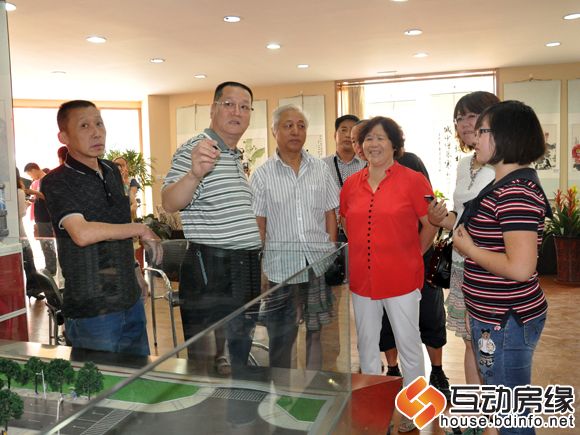 图为杜老师就学生作品做指导