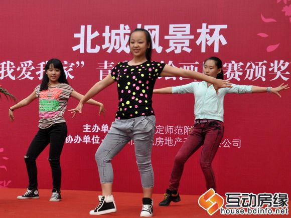 图为保师附校学生爵士舞表演
