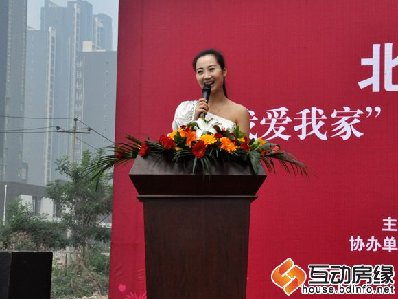 图为活动主持人