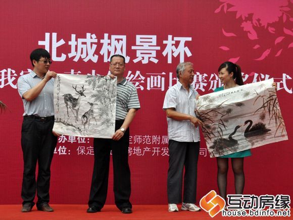 图为两位老师将作品赠送给任达地产