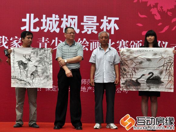 图为两位老师作品展示