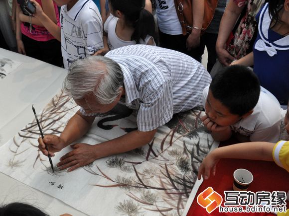 图为康老师现场作画