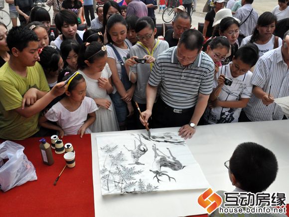 图为杜老师现场作画