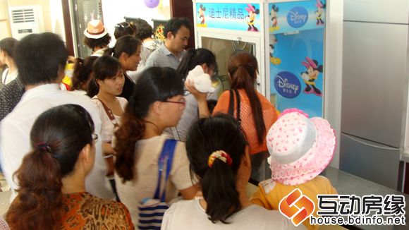 图为排队玩游戏