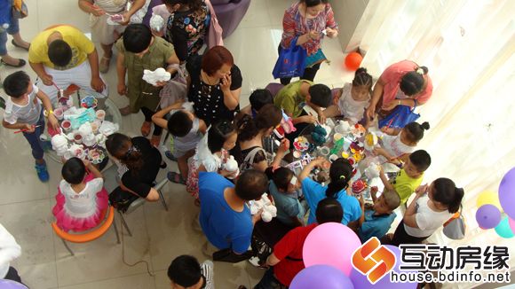 图为孩子们玩彩绘