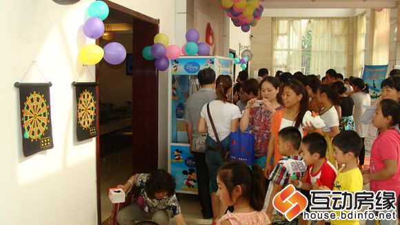 图为孩子们玩飞镖游戏