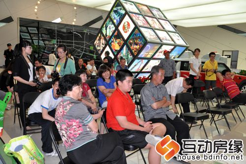 图为活动现场来宾