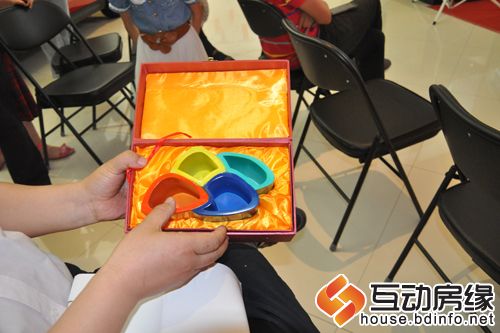 图为礼品展示