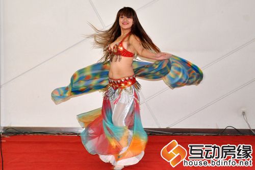 图为精彩的肚皮舞表演
