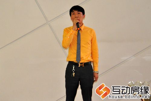 图为未来像素销售主管介绍项目