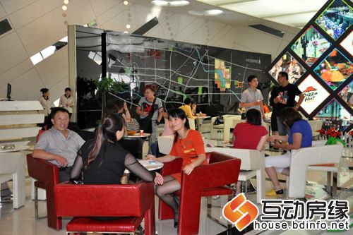 图为前来咨询的客户