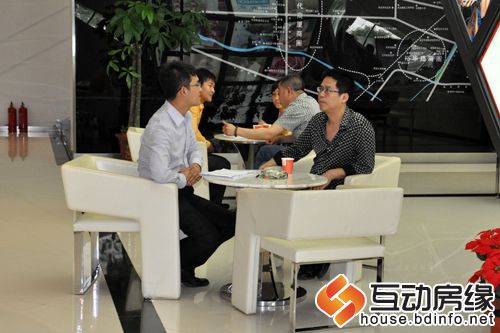 图为工作人员介绍未来像素项目