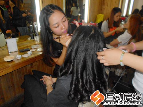 图为化妆师为嘉宾精心装扮