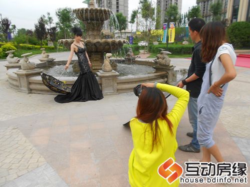 图为嘉宾在哈罗城售楼部外喷泉拍摄