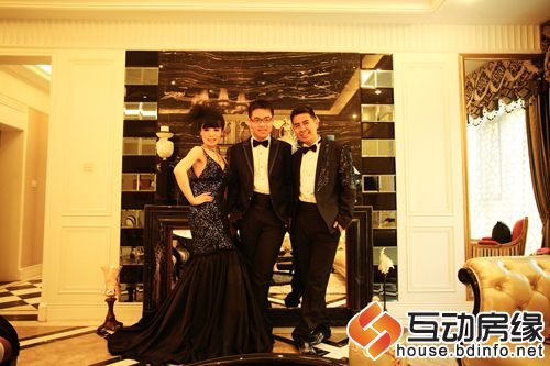 图为嘉宾在哈罗城样板间拍摄