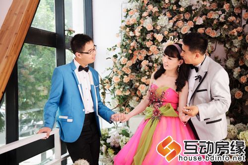 图为嘉宾在哈罗城样板间拍摄照片
