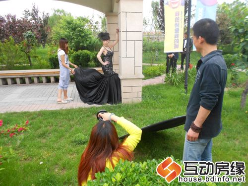 图为嘉宾在哈罗城欧式花园拍摄