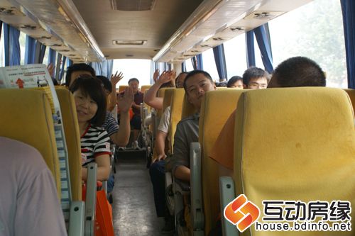 图为网友做上大巴车