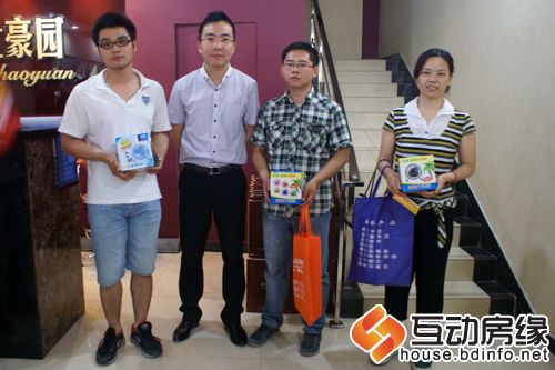 图为爵仕豪园韩经理为三等奖获得者颁奖