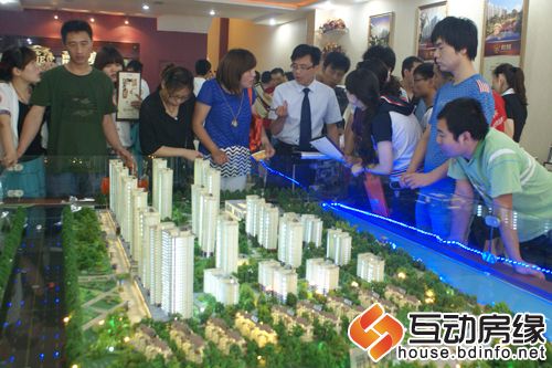 图为网友就自己存在的问题询问爵仕豪园置业人员