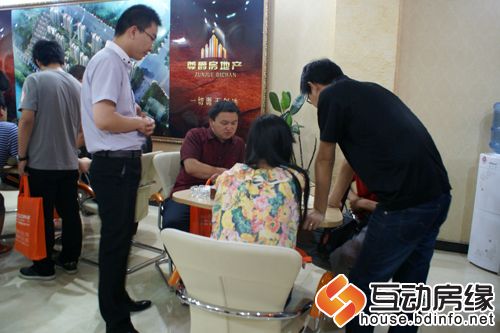 图为工作人员为网友讲解爵仕豪园项目