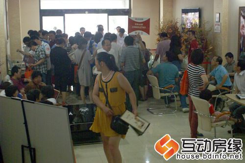 图为网友听置业顾问介绍爵仕豪园沙盘