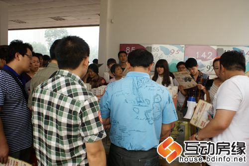 图为网友观看晨巍金地沙盘