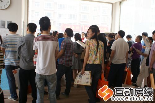 图为网友听晨巍金地置业人员讲解项目