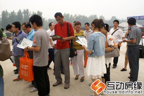 图为网友边看双清别院资料边听讲解