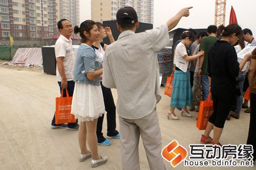 图为工作人员向网友介绍双清别院项目