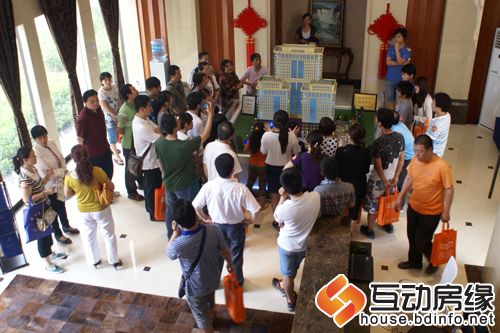 图为康泰国际工作人员讲解项目