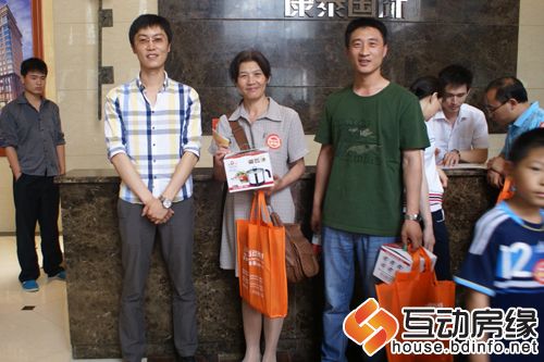 图为康泰国际任总和二等奖获得者合影