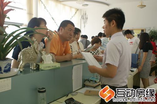 图为网友就关心问题向工作人员咨询