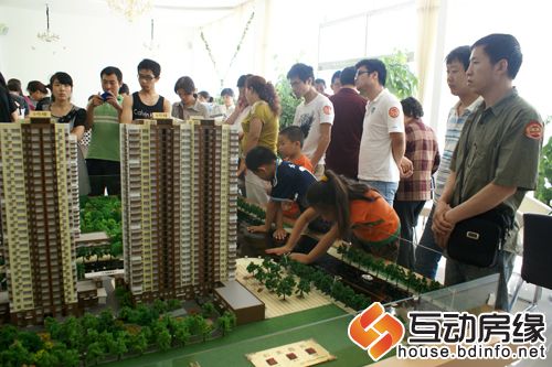 图为网友观看和美鑫苑沙盘