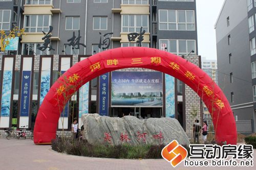 图为美林河畔售楼部