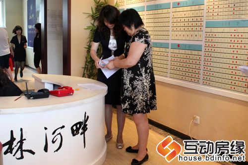 图为客户进行选房