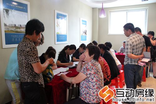 图为客户签约现场