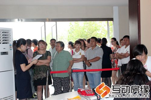 图为排队等候选房的客户
