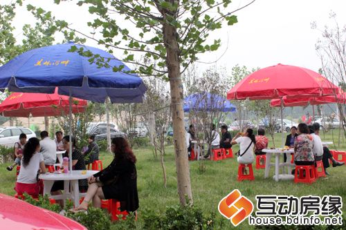 图为在等候区等待的客户