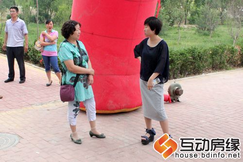 图为客户等待选房
