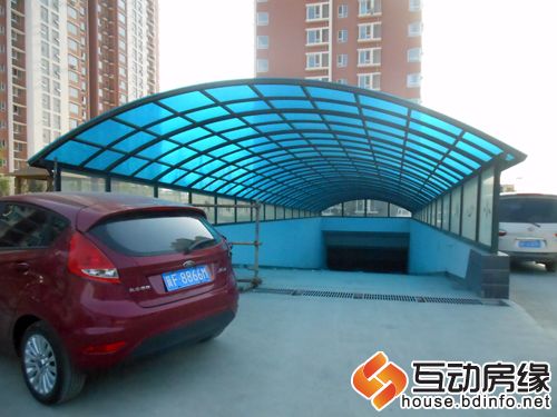 图为小区内停车场