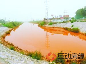 24日，河水呈砖红色。