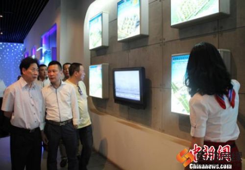邓柱廷（左一）一行参观保定市城市规划展览馆