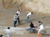 近日，江西上饶石狮乡王家坝村发生一起恶性伤人事件，王女士家冲进二三十名持刀男子，见人就砍，致三人受重伤。整个过程被附近一村民手机拍下，警方到达时，现场还留有5把砍刀。村民推测事件与当地开发商强行征地有关。



