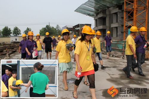 图为哈罗城业主前往施工现场