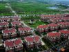 从该小区一栋19层住宅看去，夹在别墅中间的拒拆小楼显得非常“另类”，与周边高档别墅相比，格格不入。