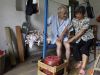 7月7日，江苏苏州，庄阿婆照顾行动不便的老伴。